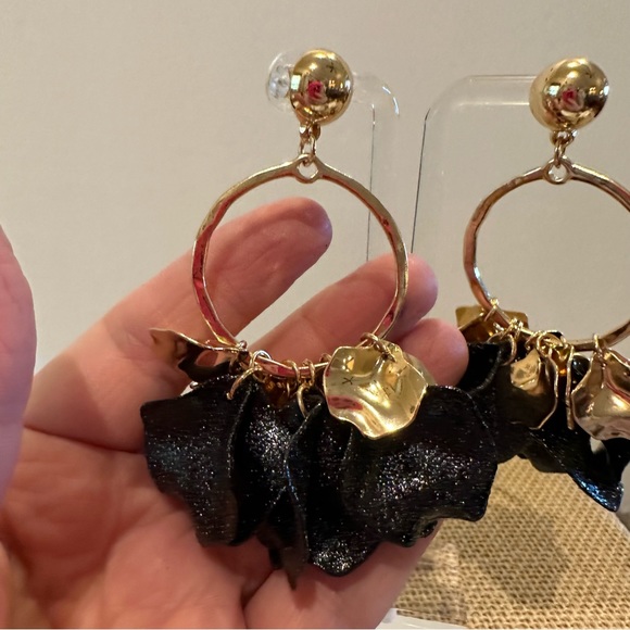 NWT Daisy Fuentes Earrings- shiny gold tone with black acrylic sparkly petals - Picture 15 of 15